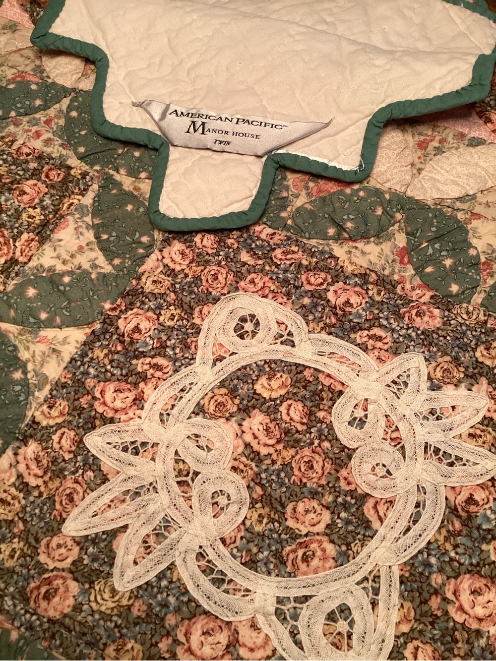 Vintage American Pacific Manor House Floral Lace Scalloped Cottage Quilt